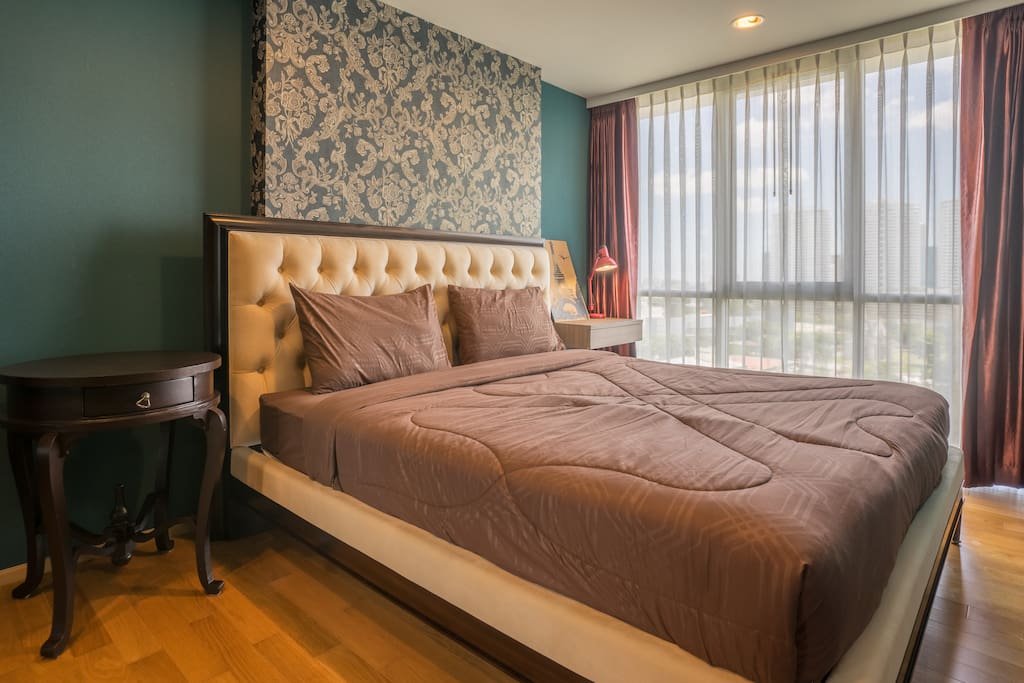Bedroom: King-size bed with working area next to the bed, you can use the 1 provided drawer for keeping your clothes and luggage.