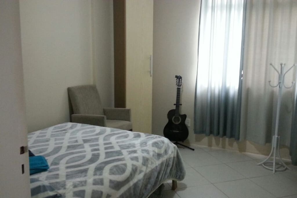 Quarto com cama de casal