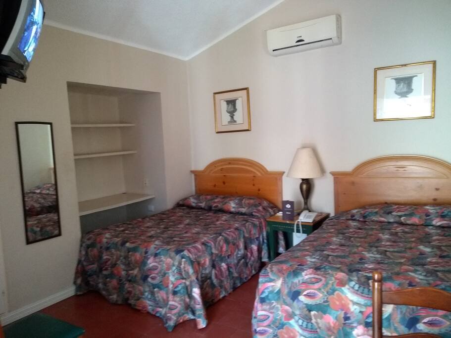 Interior de habitación con 2 camas matrimoniales