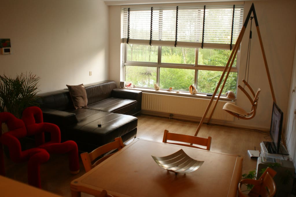 Huiskamer vanuit de keuken