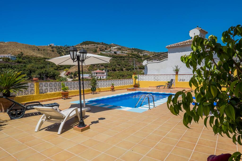PISCINA CON HAMACAS