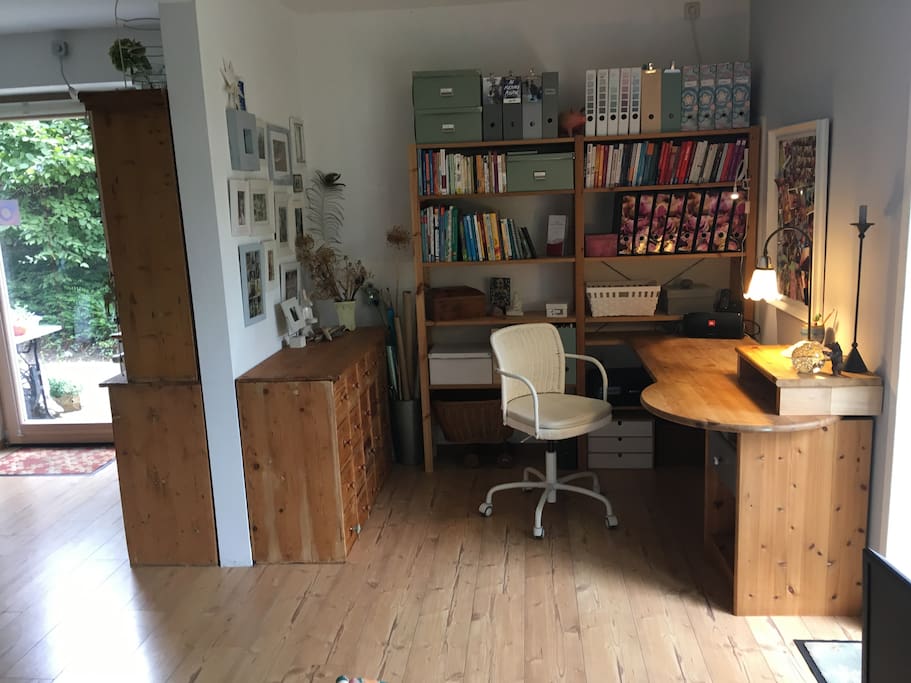 Arbeitsplatz im Wohnzimmer