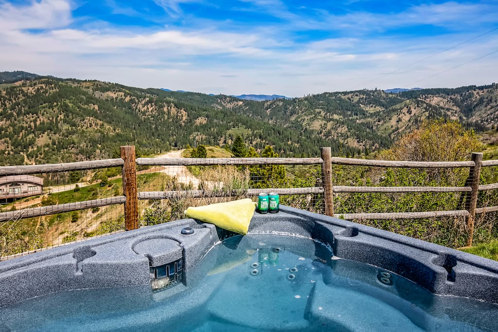 Mountaintop Getaway w/Stunning Views and Hot Tub Cabins for Rent in