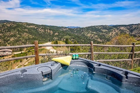 Mountaintop Getaway w/Stunning Views and Hot Tub