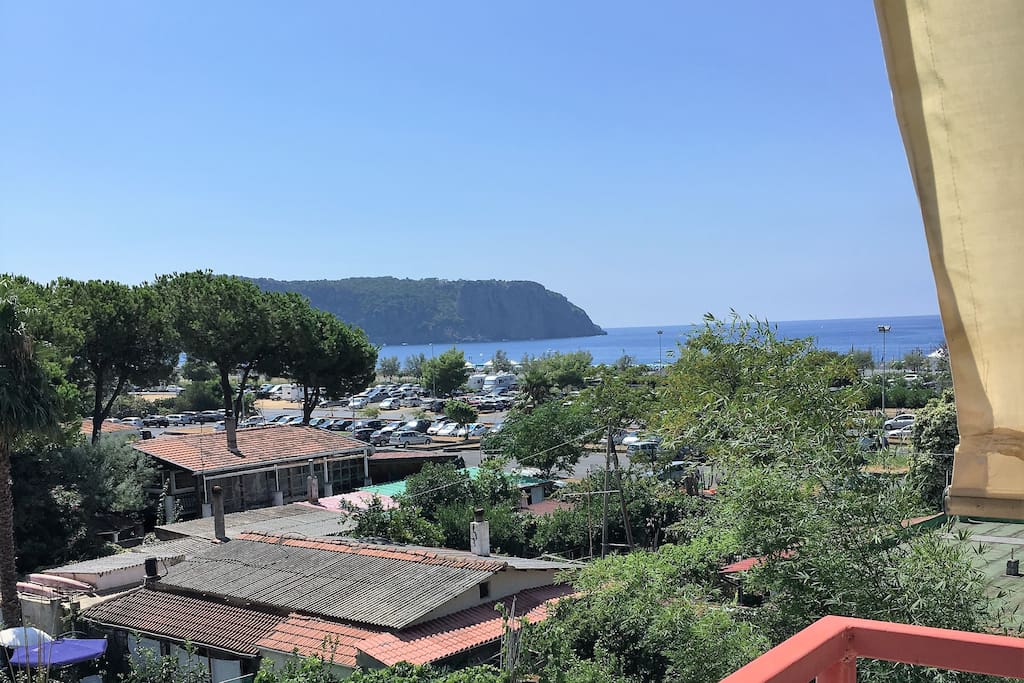 Vista dal balcone del mare e dell'isola di dino