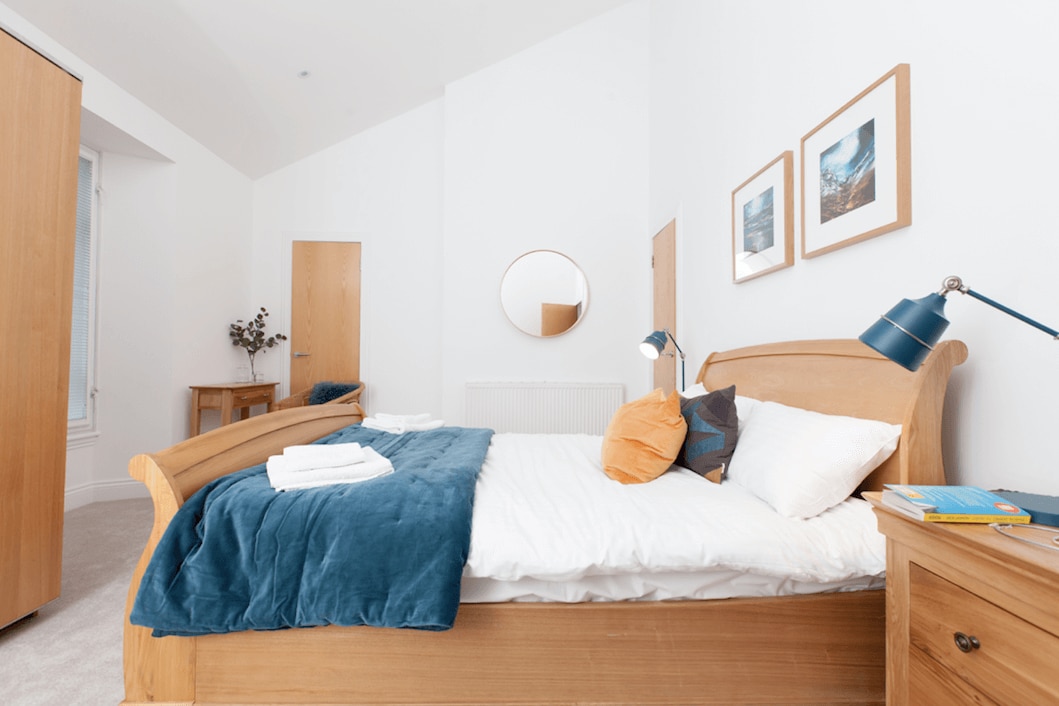 ห้องนอนเตียงใหญ่พร้อมช่องรับแสง