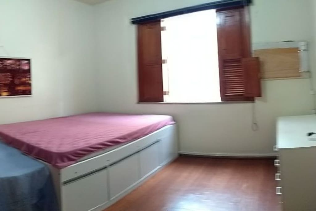 Qt cama casal, armário e mesa de estudo.a disposição de arrumação e decoração a gosto do hóspede.