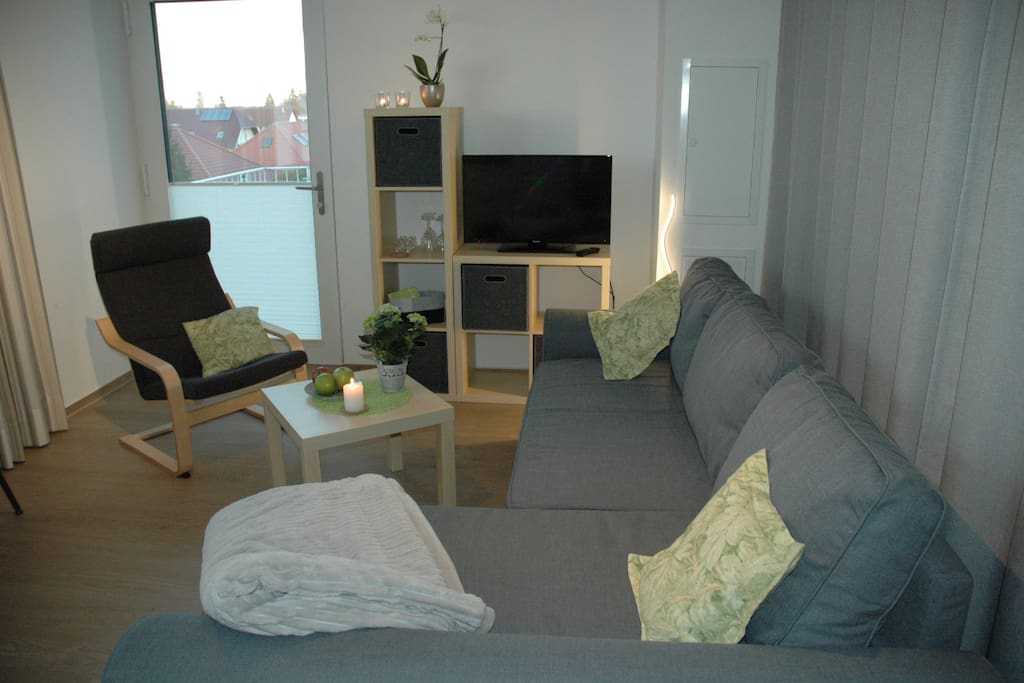Das Sofa wird mit ein paar Handgriffen zum Schlafplatz umgebaut.