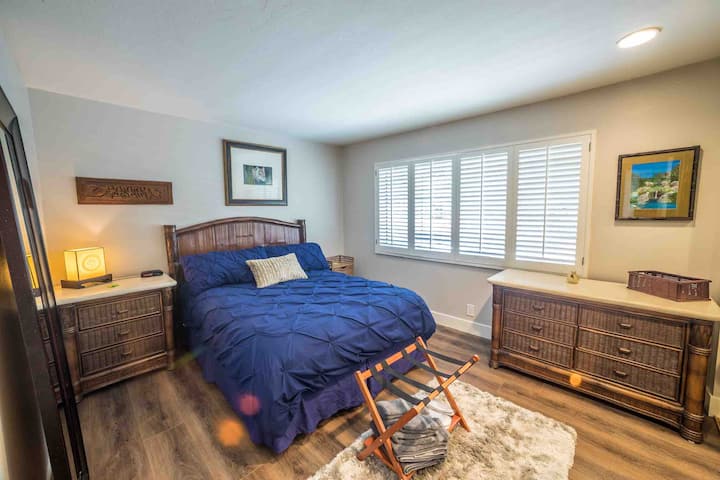 Bedroom with queen bed