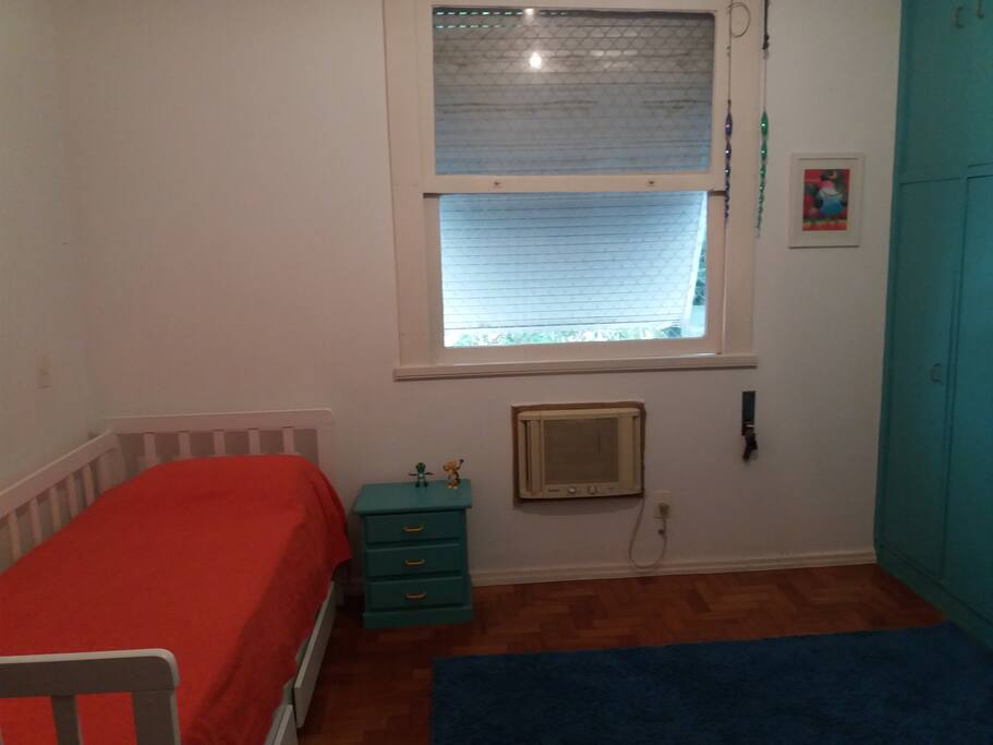 Quarto com bicama e espaço para um terceiro colchão