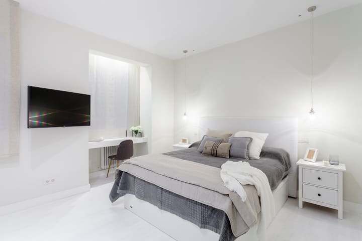 Пространа главна спална соба со брачен кревет (широк 180-220 см)