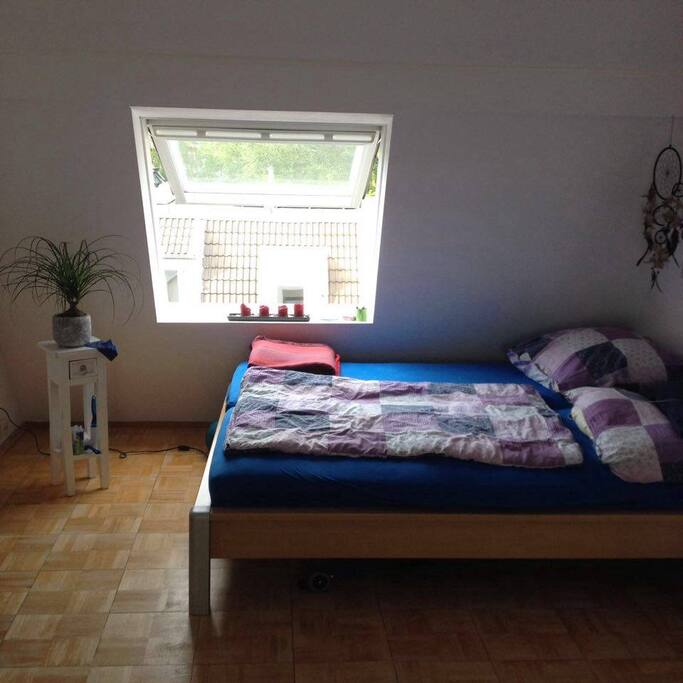 180cmx90cm bedsize. Two matresses.