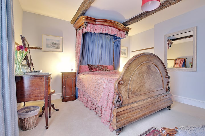 Large en-suite double room within the city centre.