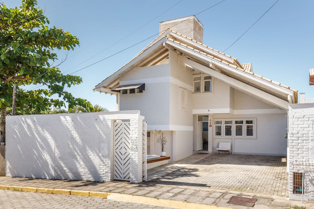 Frente da casa com garagem para até 4 carros