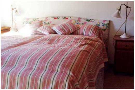 Голема спална соба со брачен кревет (2 душеци 200 x 100), која дели бања со две други спални соби.

Има и приватен пристап до балконот.