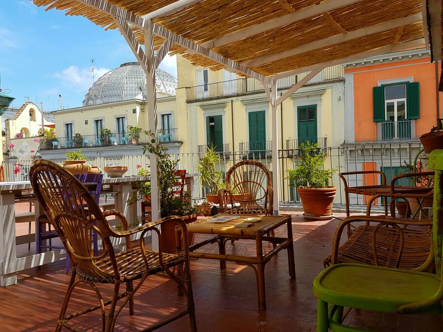 Il pergolato del terrazzo con il salotto in vimini