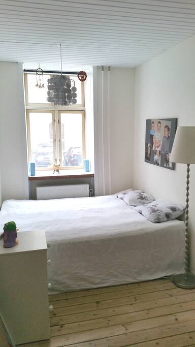 Our big girl's room. With a queen size bed (160 cm x 200 cm).