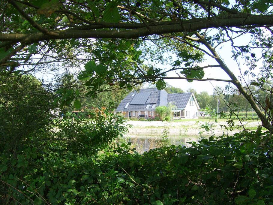 Zwemplas met speeltuin en strand. heerlijke gebied om te genieten van alle rust die Ons Bolmeer biedt.
