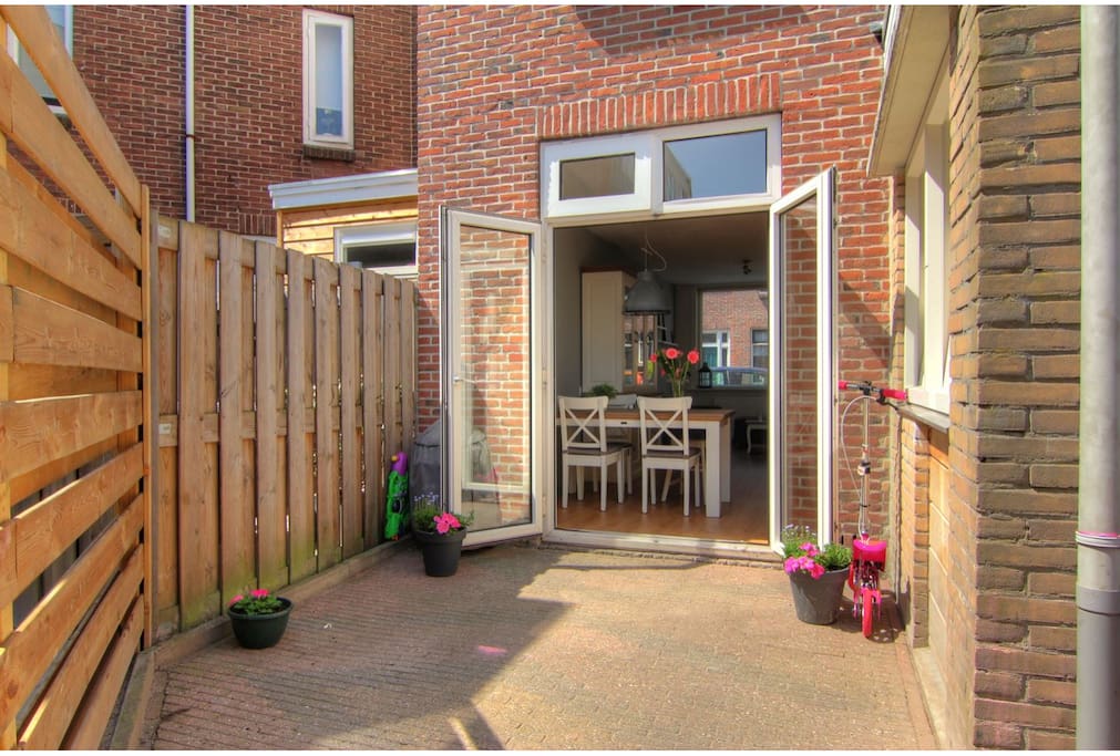 De zonnige achtertuin, je kunt al om 8:30 ontbijten in de zon in de tuin