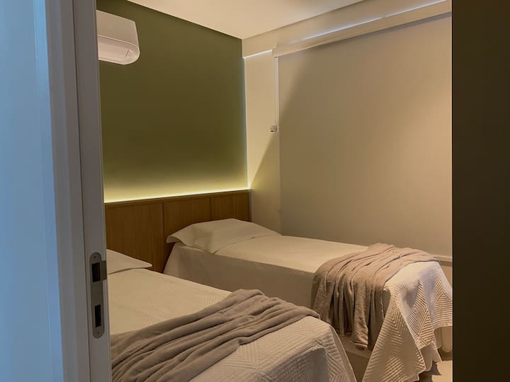 Izba s dvoma samostatnými lôžkami, ktoré je možné spojiť s rozdelenou klimatizáciou a výpadkom