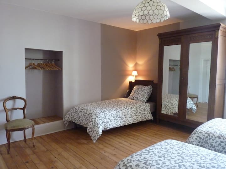 Habitación de mole, amigable, capacidad para 4 personas, con 4 90 camas.