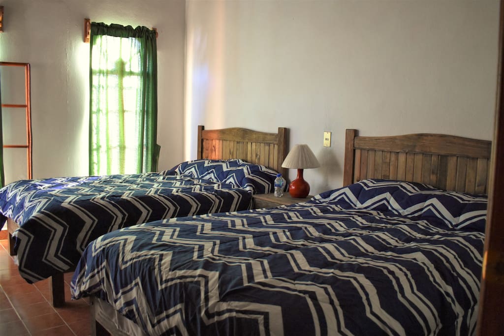 Dormitorio con 2 camas matrimoniales