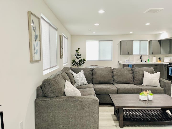 Cheerful 4 Bedroom Home In Noho (Sleeps 10) - Los Angeles, CA