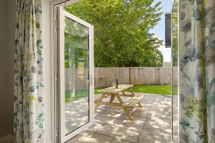 Luxury 4 bedroom house with majestic sea-view.