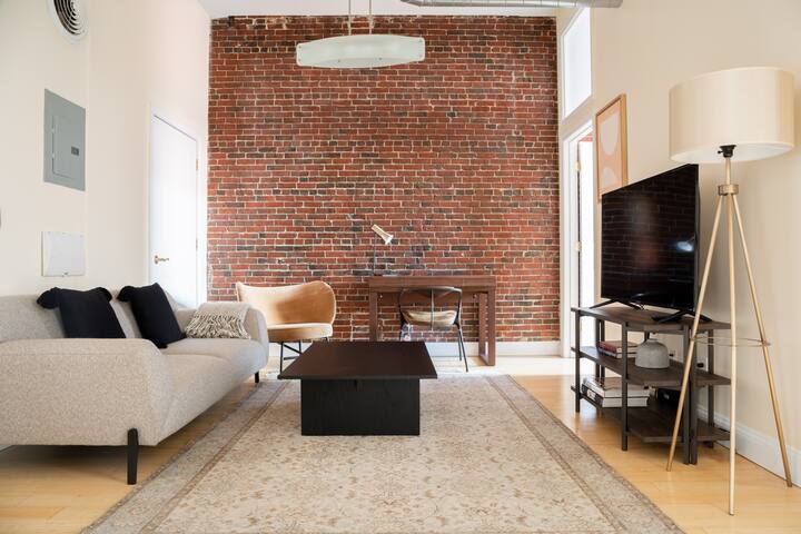 Beautiful 4br 2br | Downtown Xing | High Ceilings gallery image 3