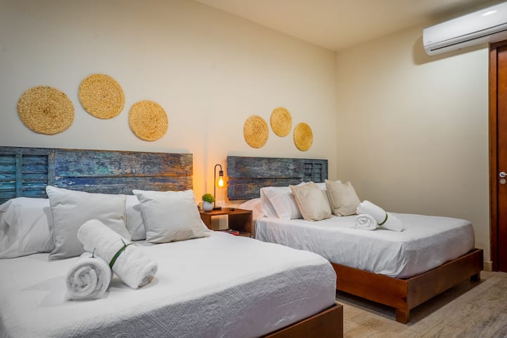 חדר שינה שני, עם 2 מיטות קווין סייז, חדר רחצה פרטי, ארונות, מיקרוגל, מיני מקרר ומסך טלוויזיה