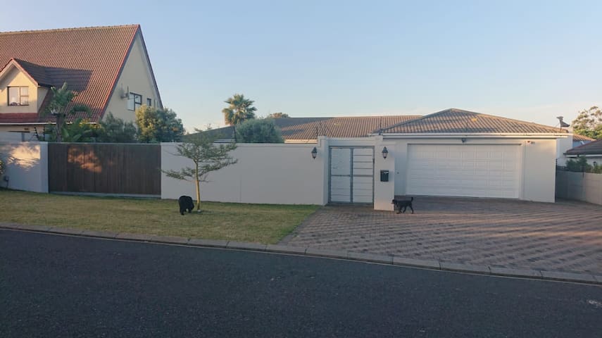 Spacious Fully Equipped Relaxed Home-5min to beach