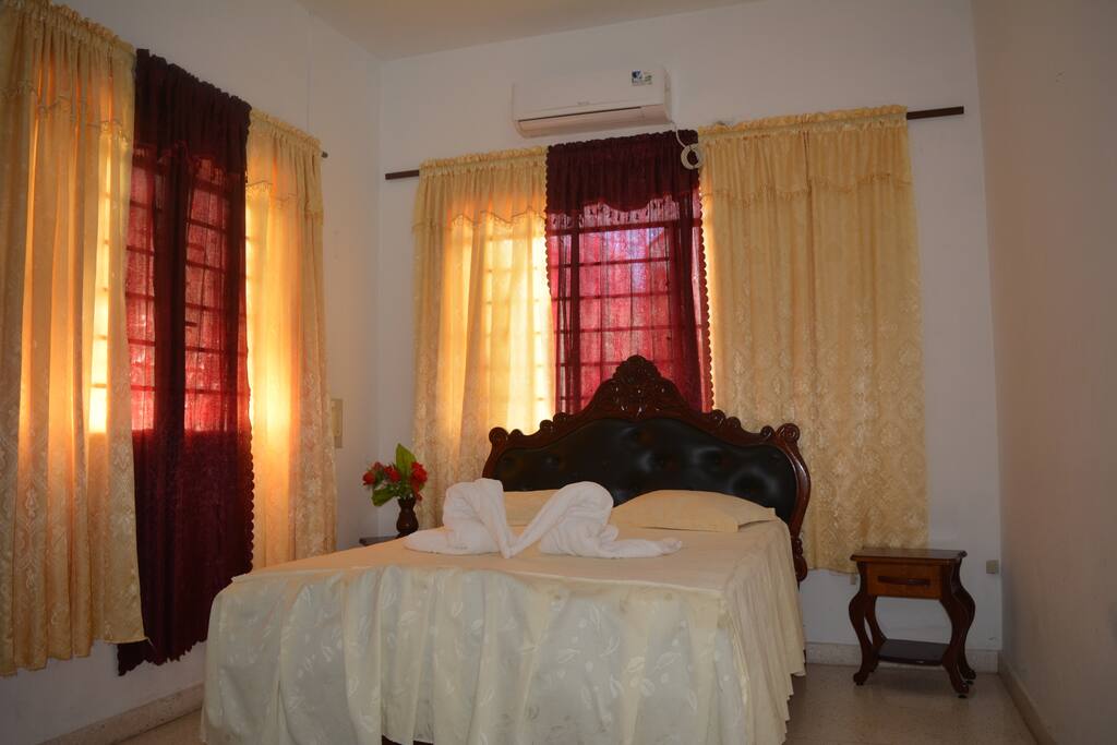 Habitacion 2,consta de una cama matrimonial con gran confort,aire acondicionado,luz artificial y natural,baño privado,fricer y otras comodidades.