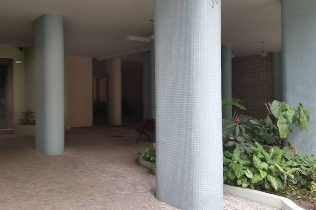 Área comum da entrada do prédio.