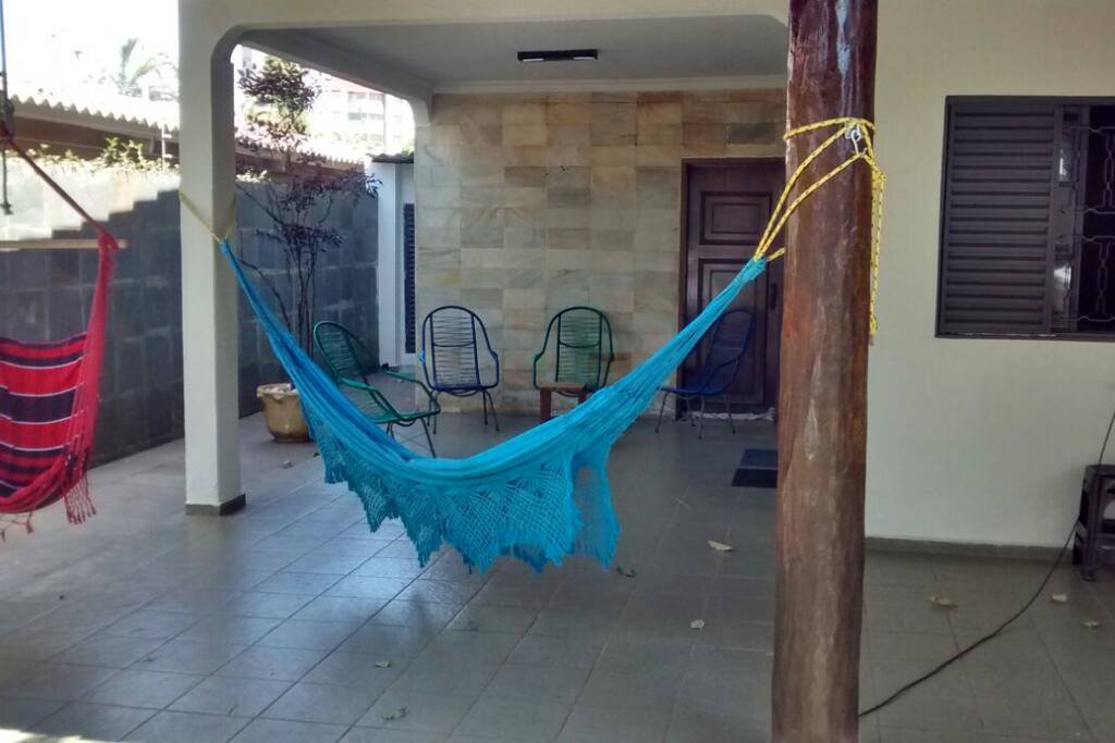 Varanda frontal da casa.