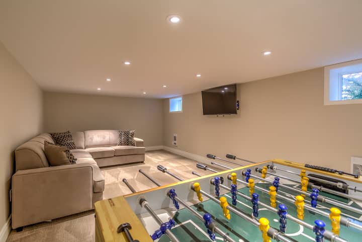 במרתף יש נטפליקס וטלוויזיה בכבלים, כדורגל שולחן וספה נפתחת נוחה שהופכת גם למיטה זוגית.