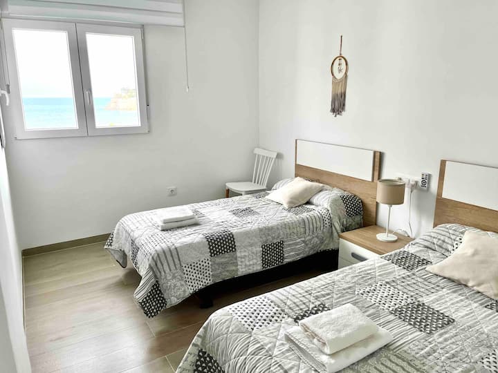 Spavaća soba 1 - Ima 2 kreveta od 90 cm i pogled na ocean