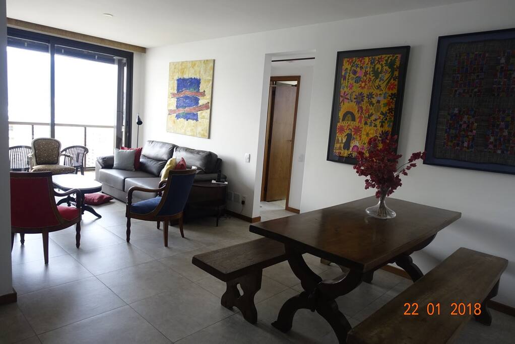Sala de estar e de jantar, com TV a cabo, WI-FI e sofá-cama.
Sitting room with dining corner. Cable TV, WI-FI, and sofa-bed.