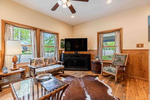 High Country Hideaway - Cozy 2 BR on Main Street