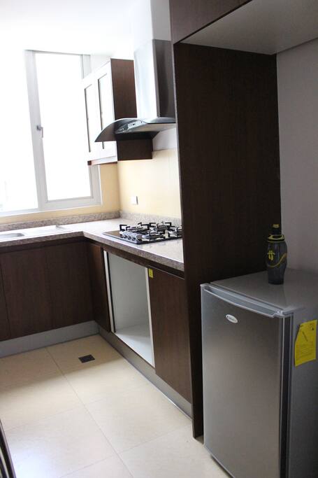 Nevera, extractor de olores, cocina.
