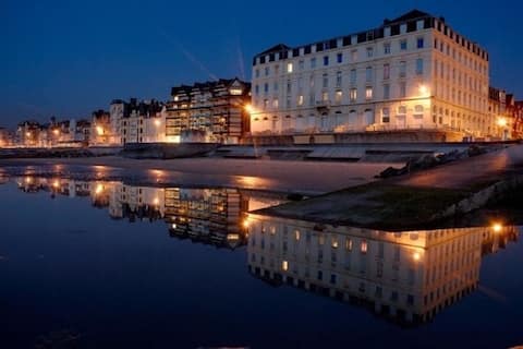 Top Airbnb: Romantic getaway, sea view, comfortable apartment +++ in Wimereux