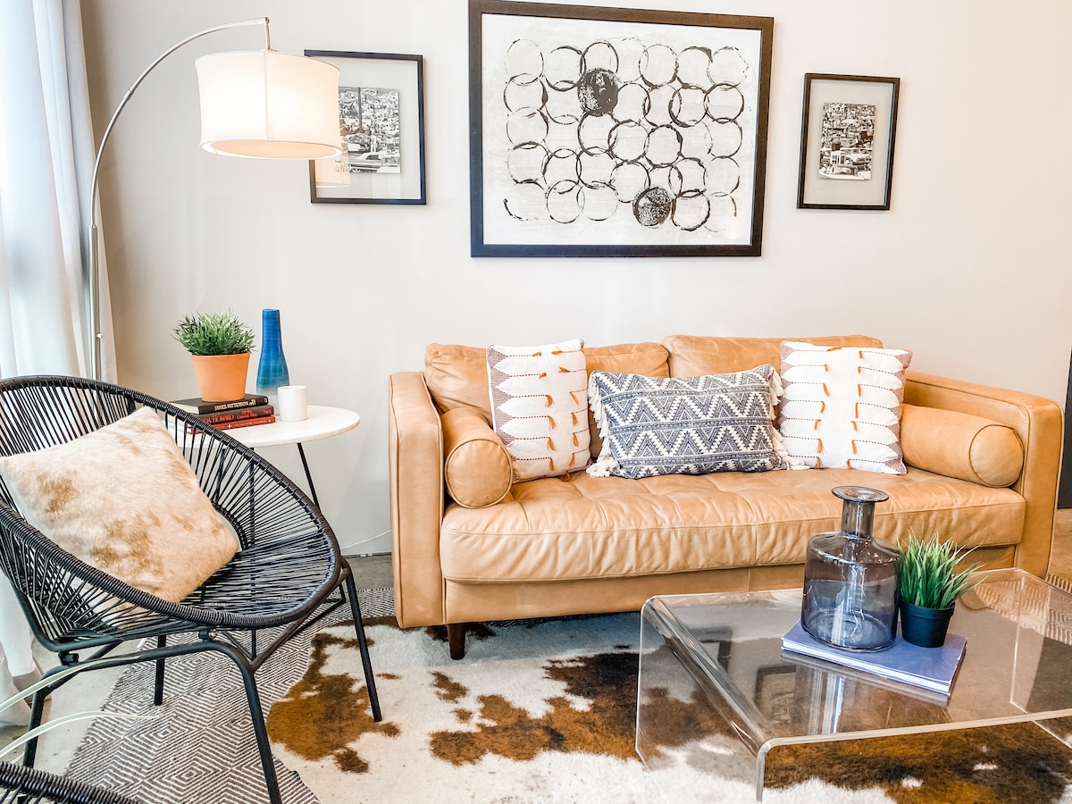 Delightful + Exquisite Loft on 6th Street - Walk Downtown