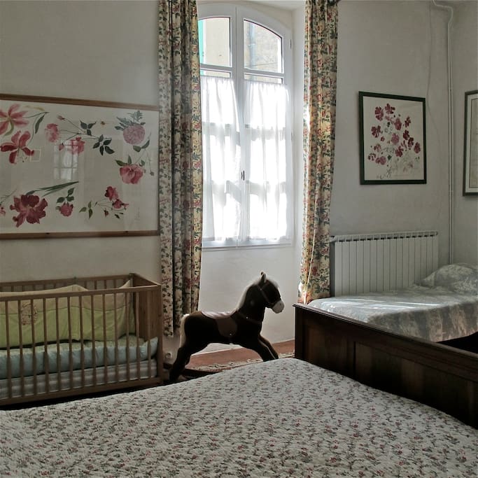 grande chambre familiale: 2 grands lits, un lit simple,un lit bébé