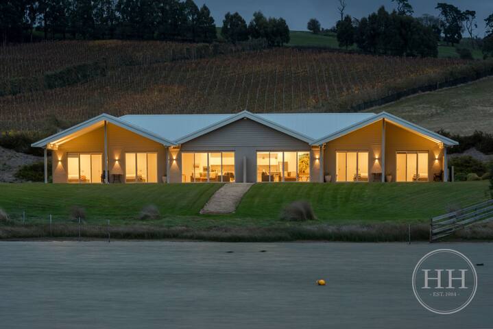 Luxury Retreat next to Josef Chromy Vineyard gallery image 4