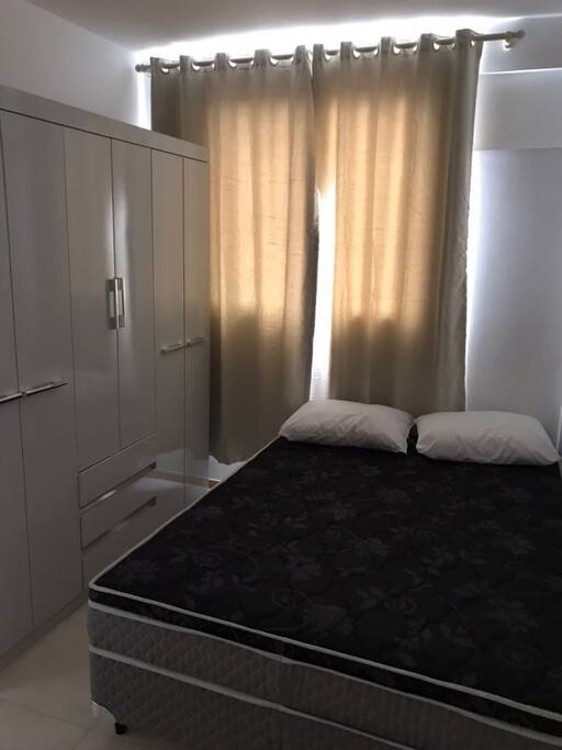 CAMA DE CASAL OCM MOLAS ENSACADAS E ROPEIRO JANELA COM REDE DE PROTEÇÃO.