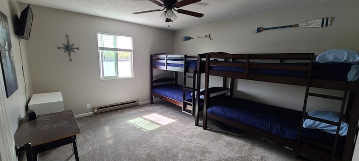 Спалня 1 с изглед към езерото