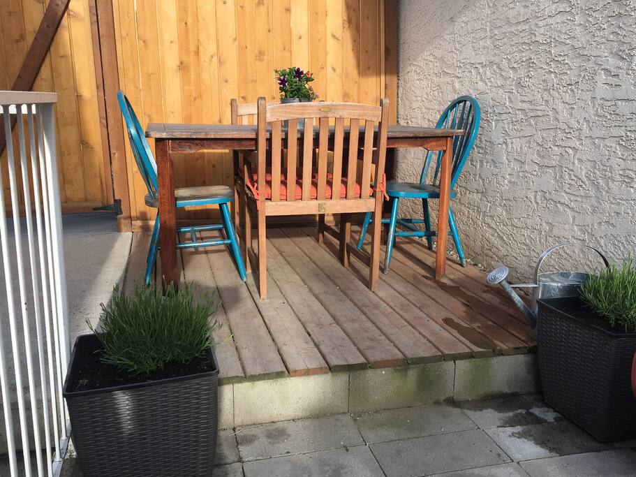 Private outdoor eating area
