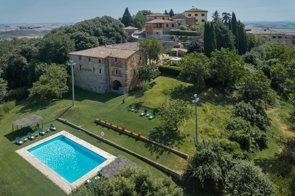 FARMHOUSE NEAR THE VILLA WITH 5 INDIPENDENT APARTMENTS WITH GARDEN AND POOL