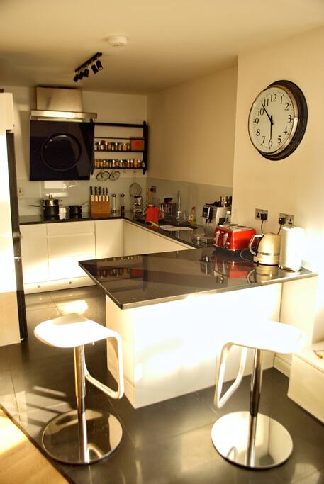 Fully equipment kitchen. Oven, Fridge, Freezer, Dishwasher, Hob, Grill, Microwave / 2nd Oven, large variety of plates, glasses, pots and pans. Everything you'll possibly need