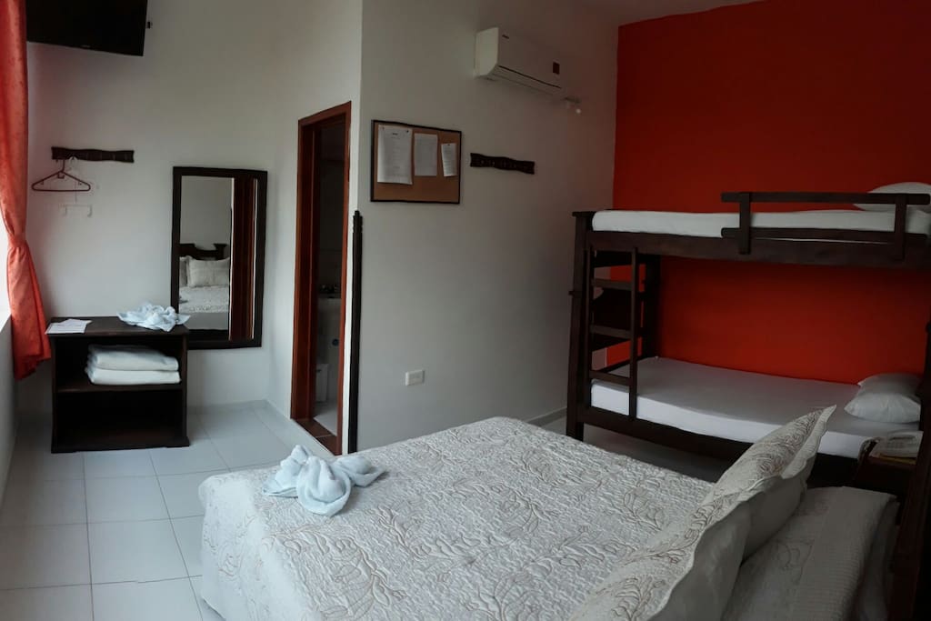 alojamiento para cuatro personas,baño privado agua caliente, smart de 32", wifi,aire acondicionado, camadoble y camarote, ventanal con excelente vista al Peñón guane.