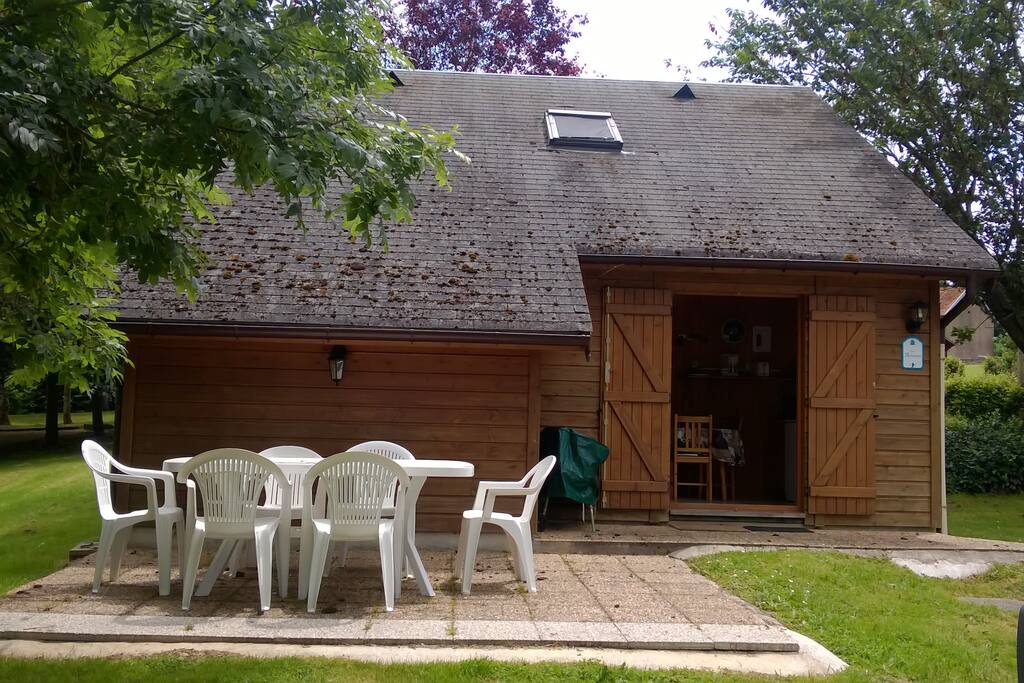 Terrasse avec salon de jardin et barbecue en dur